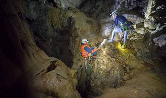 Cứu hộ bất lực, ba phu vàng đang mắc kẹt dưới hang sâu 300 mét