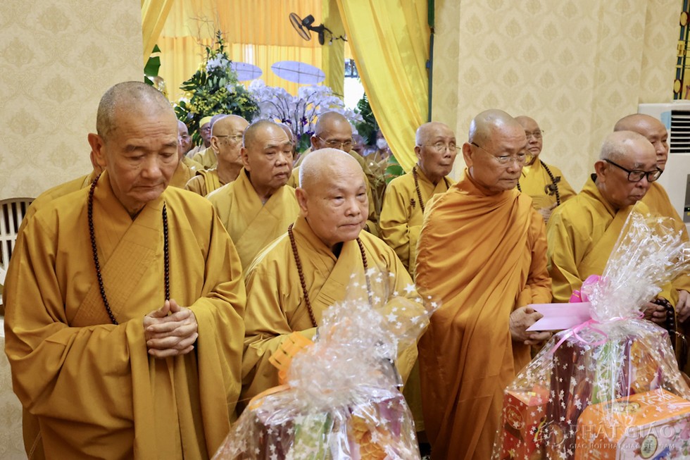 Chư tôn giáo phẩm dâng nén tâm hương tưởng niệm Giác linh Trưởng lão Hòa thượng Thích Giác Quang.