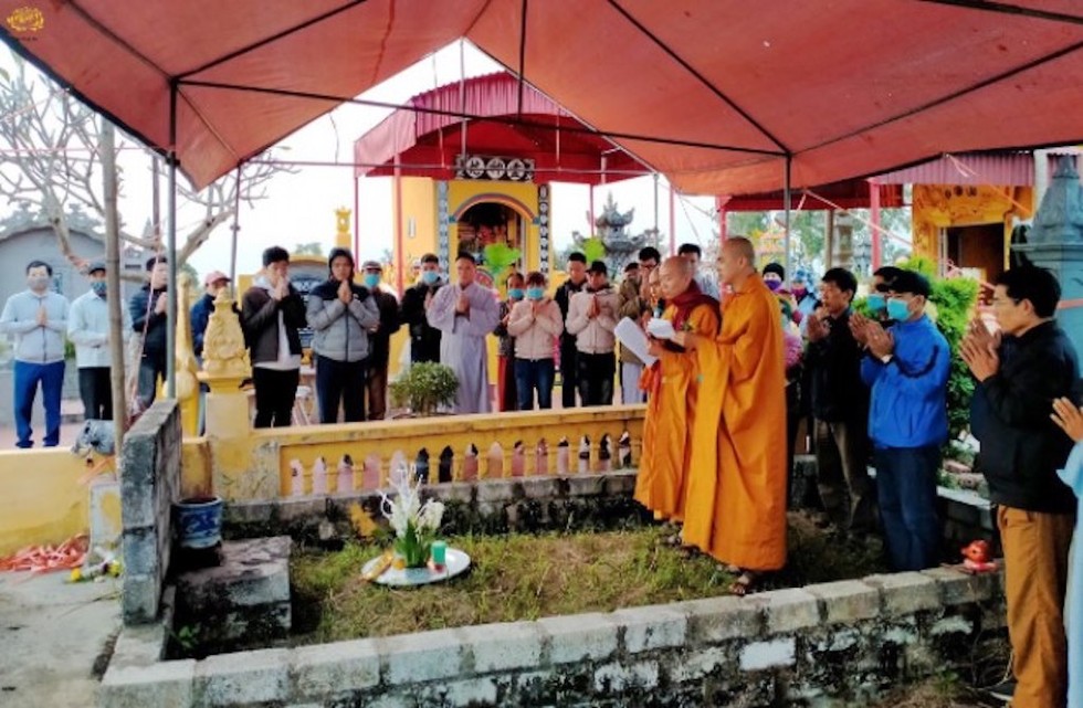 Trước khi cải táng, bốc mộ, gia đình nên thỉnh Chư Tăng có giới đức về làm lễ.