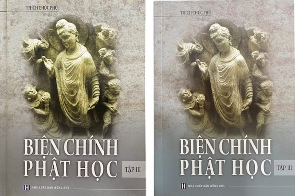 Nhìn vào hai bản sách thật (phải) và sách giả (trái), người đọc rất khó có thể phân biệt được.