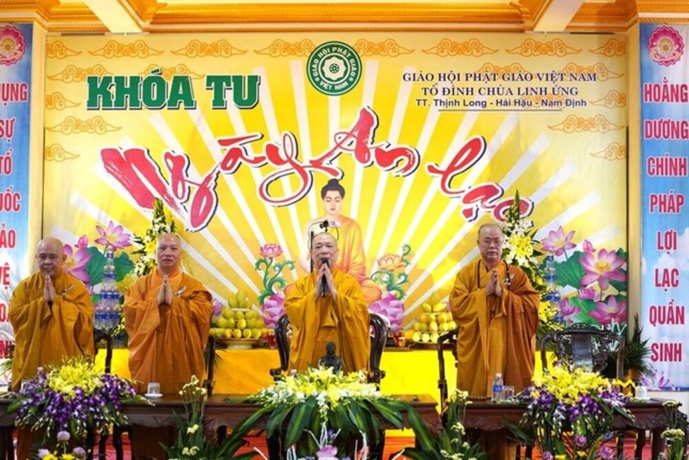 Chư tôn đức chứng minh.