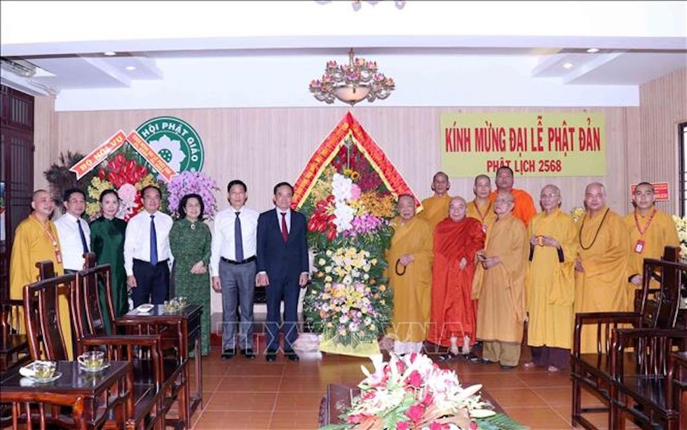 Phó Thủ tướng Trần Lưu Quang thăm, chúc mừng các chư tôn, đức giáo phẩm tại Văn phòng 2 Trung ương Giáo hội Phật giáo Việt Nam. 