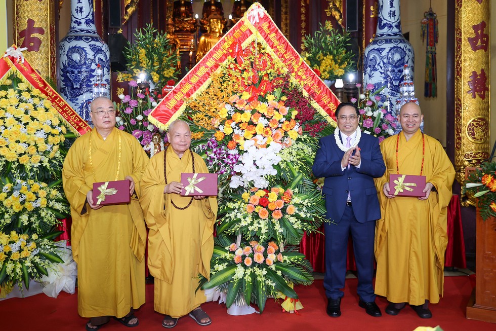 Thủ tướng chúc mừng các thành viên Hội đồng Trị sự Giáo hội Phật giáo Việt Nam nhân dịp Đại lễ Phật đản.