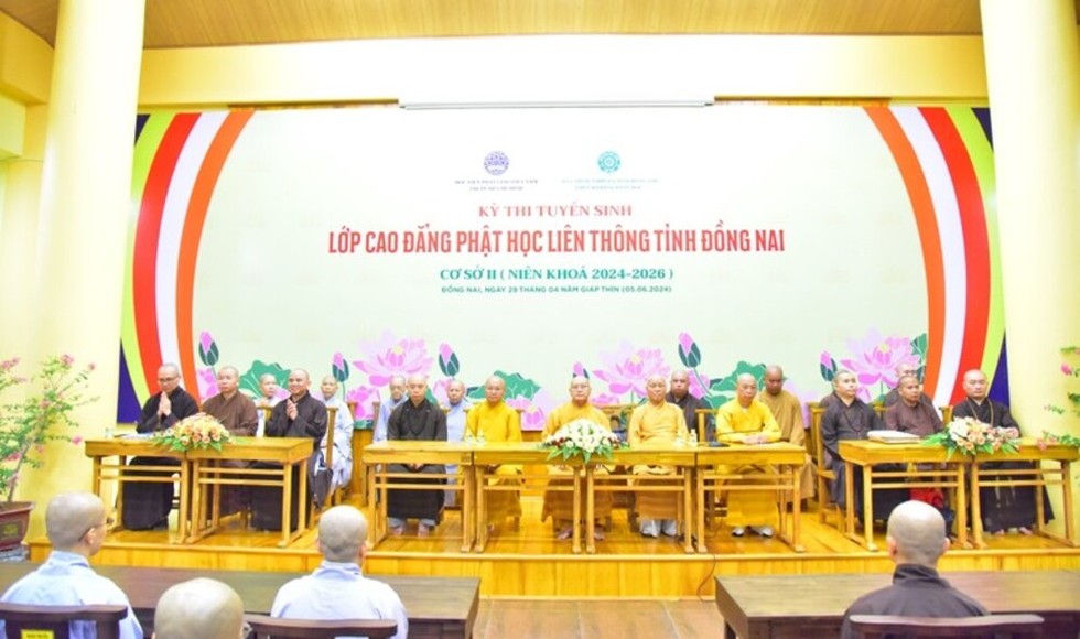 Chư tôn đức chứng minh Lễ khai mạc kỳ thi tuyển sinh Lớp Cao đẳng Phật học liên thông tỉnh Đồng Nai (2024-2026). 