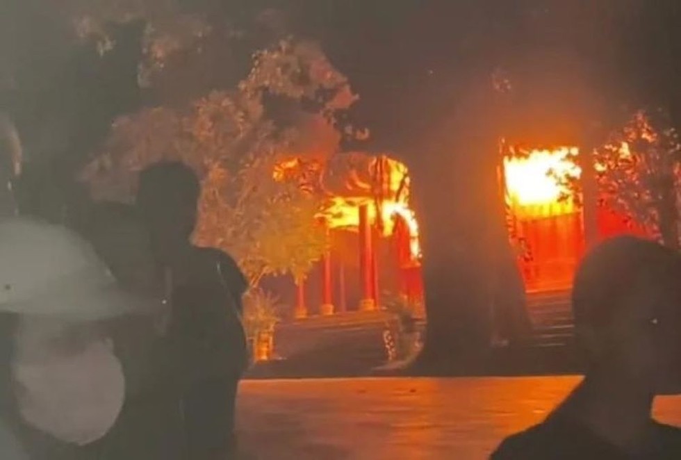 Chánh điện chùa Tuyền Lâm bất ngờ bốc cháy dữ dội trong đêm 23-6 (Ảnh cắt từ clip)