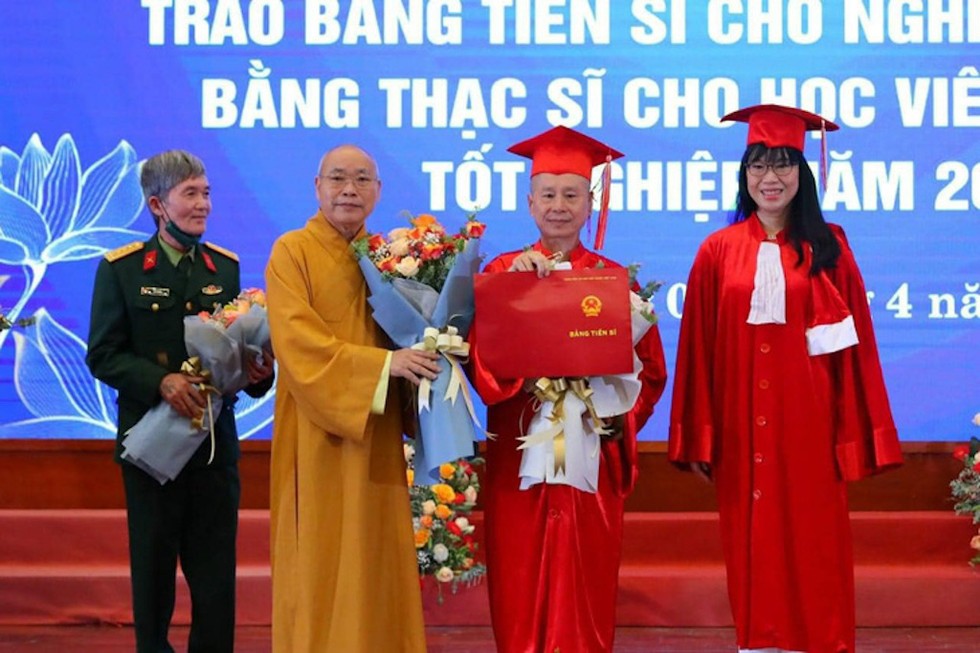 Thượng tọa Thích Chân Quang (thứ 2 từ phải sang) nhận bằng tiến sĩ luật vào tháng 4/2022.