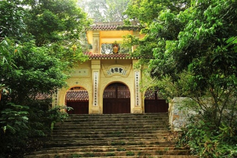 Cổng tam quan chùa Thánh Duyên trên núi Túy Vân.