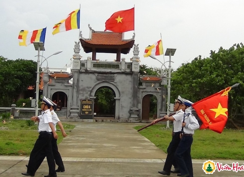 Tiến bước quân kỳ trước chùa Trường Sa Lớn.