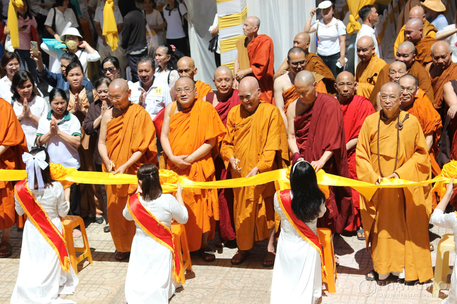 Nghi thức cắt băng khánh thành.