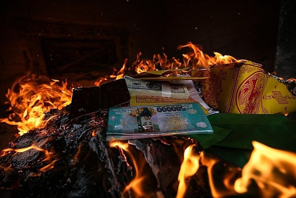 Đốt nhiều vàng mã trong ngày Lễ Vu lan có thực sự là báo hiếu?