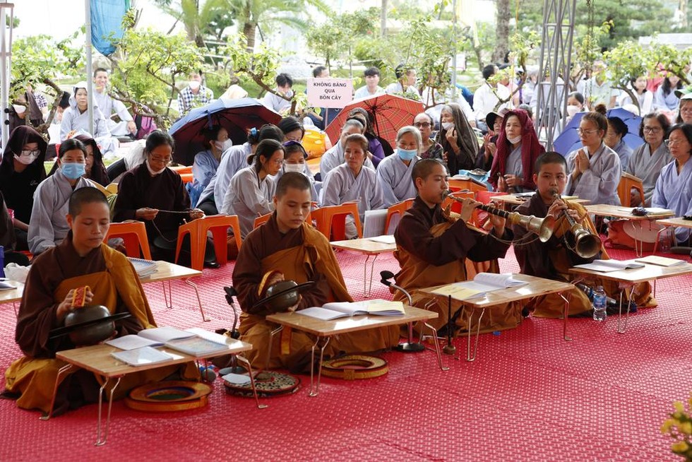 Quý Ni sư trụ trì Đại Bảo tháp Mandala Tây thiên thực hiện khóa lễ cầu nguyện trước thời khắc quan trọng rót đồng vào khuôn tượng.