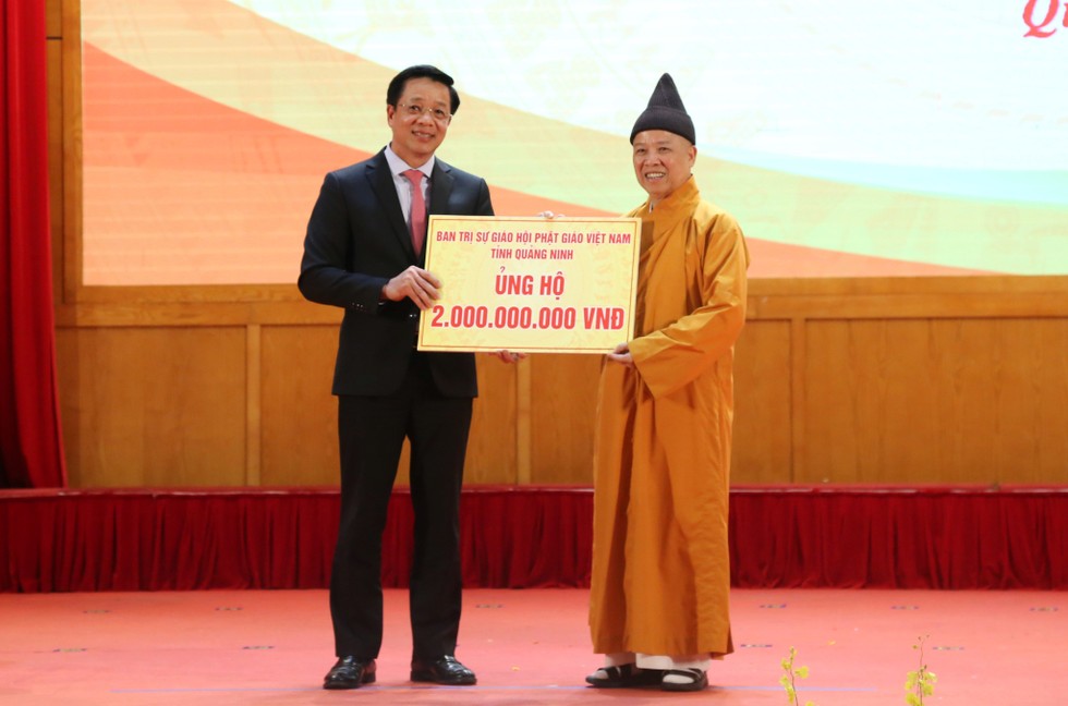 Phật giáo Quảng Ninh ủng hộ 2 tỷ đồng xây nhà đại đoàn kết và cho hộ nghèo