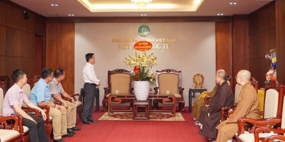 Chư tôn đức tiếp đoàn đại diện Công an TP.HCM do Đại tá Bùi Công Tú làm trưởng đoàn.