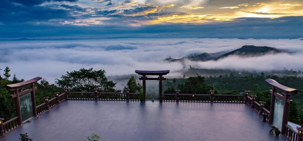 Lâm Đồng: Ngôi chùa trên mây đẹp đến ngỡ ngàng 