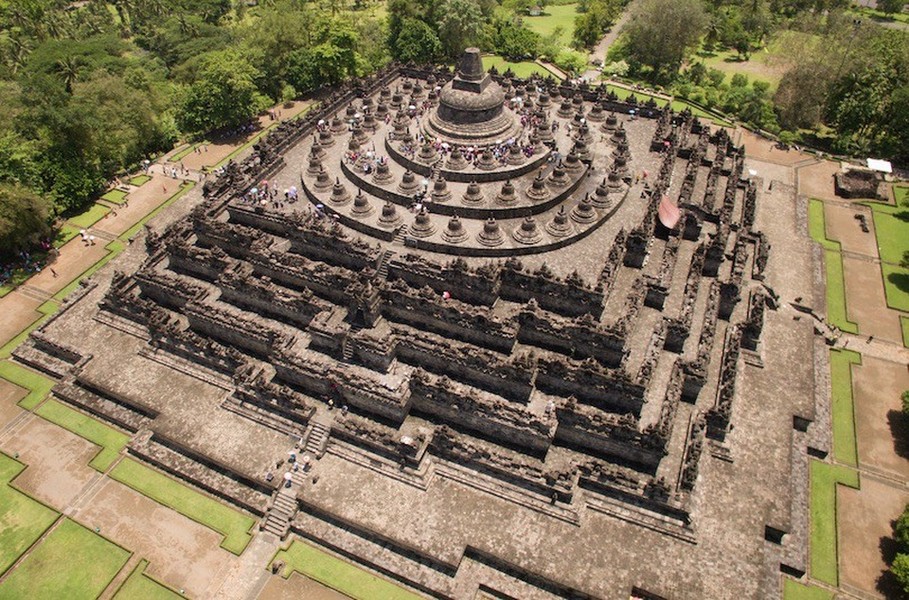 Tọa lạc trên đảo Java của Indonesia, 40km về phía tây bắc của Yogyakarta, Borobudur là ngôi chùa Phật giáo lớn nhất và nổi tiếng nhất trên thế giới.