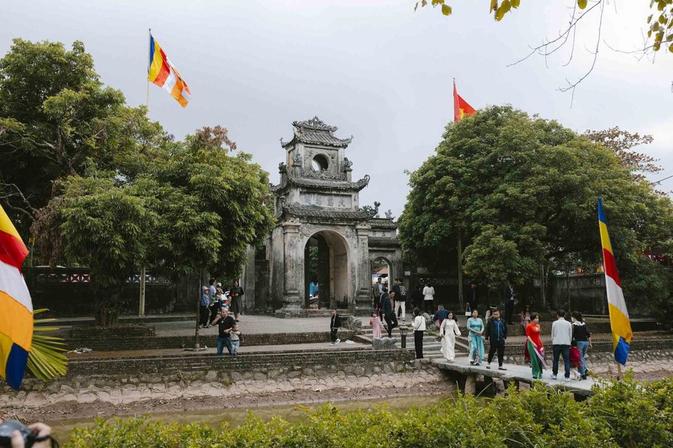 Vãn cảnh chùa Chuông ở Hưng Yên đầu năm mới