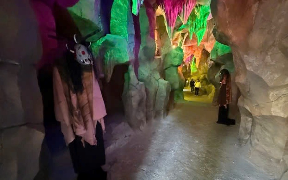 "Động Lục Đạo" gồm nhiều khu vực, trong đó có cõi địa ngục, nơi có các hình nộm ma quỷ