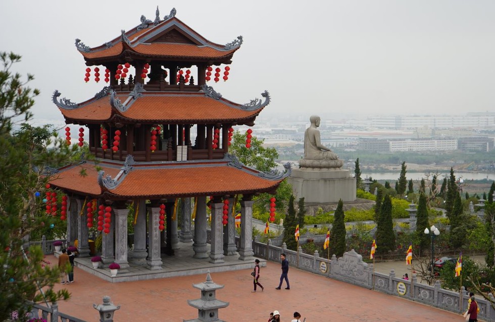 Cảnh sắc thanh bình chùa Long Hoa trên đỉnh núi Voi.