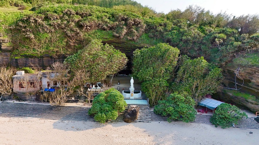 Khám phá ngôi chùa “không sư” trong hang đá núi lửa triệu năm ở Lý Sơn