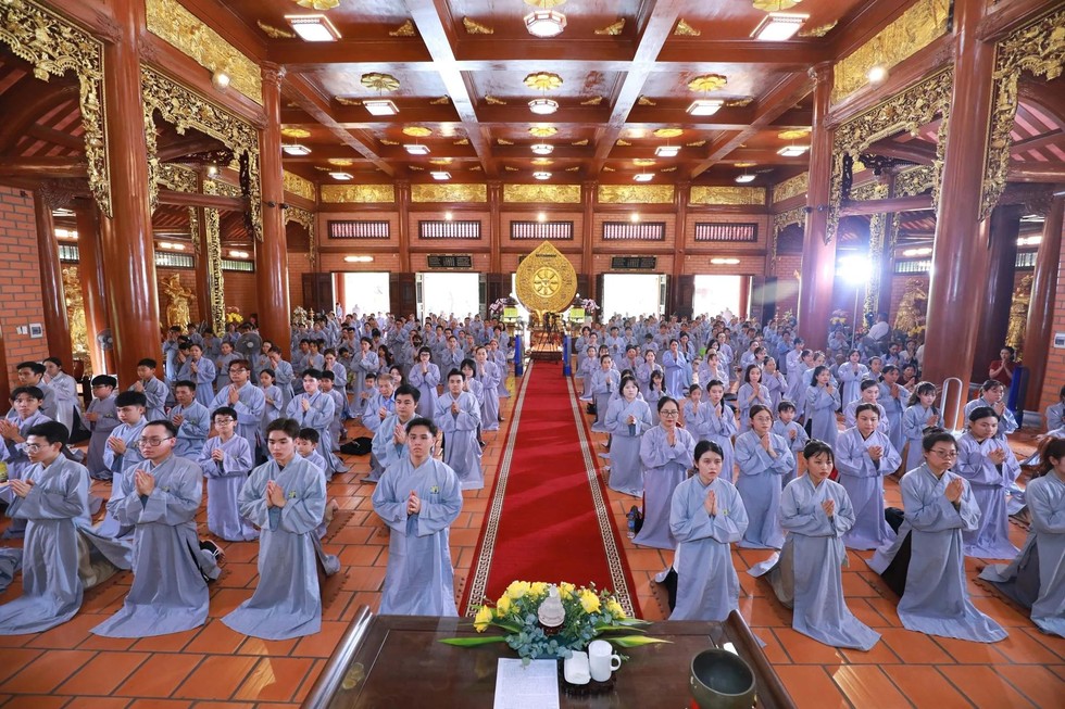 Chùa Thiên Quang Bình Dương: Hơn 300 Phật tử quy y hướng về Vesak thiêng liêng
