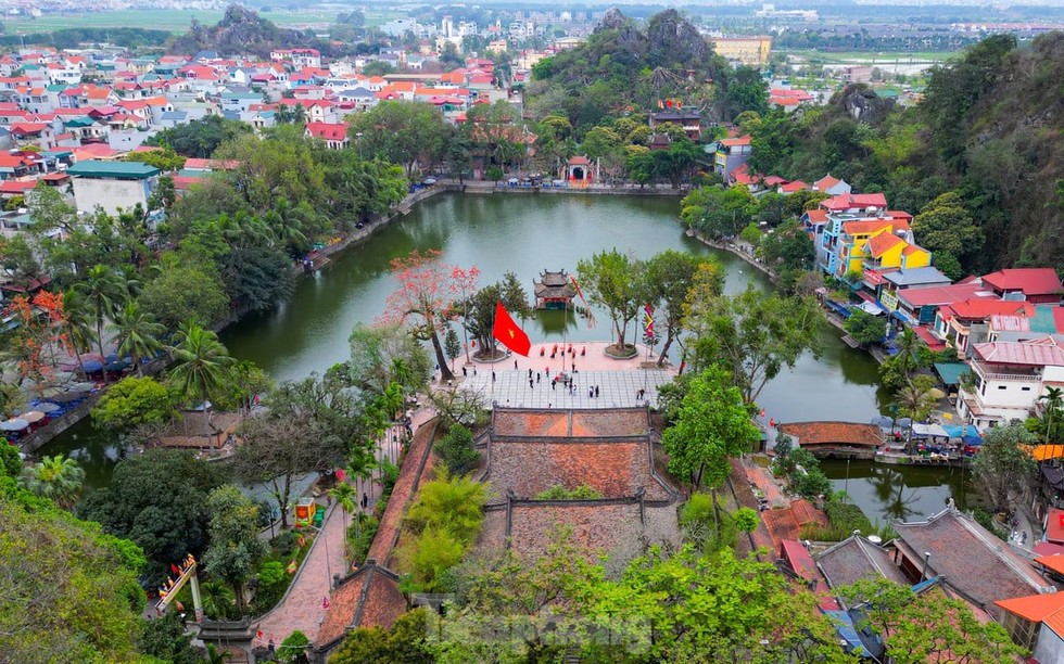 Hoa gạo đỏ rực bên ngôi chùa nghìn năm tuổi ở Hà Nội