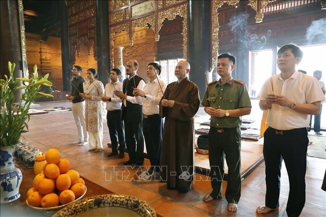 Đoàn công tác khảo sát nơi tôn trí Xá lợi Đức Phật và dâng hương tại Chùa Tam Chúc.