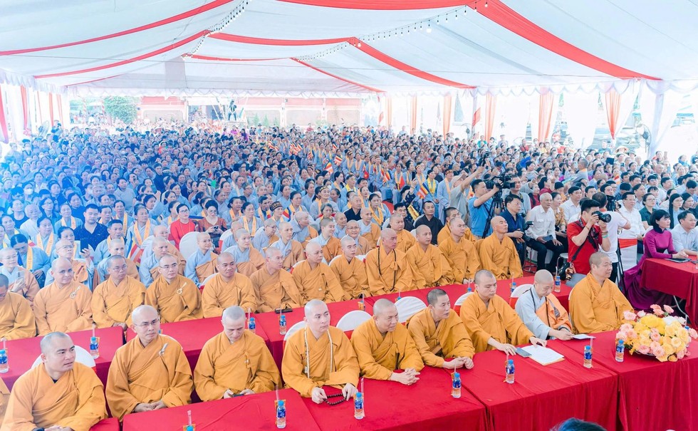 Đông đảo chư tôn đức Tăng Ni, Phật tử và nhân dân địa phương tham dự