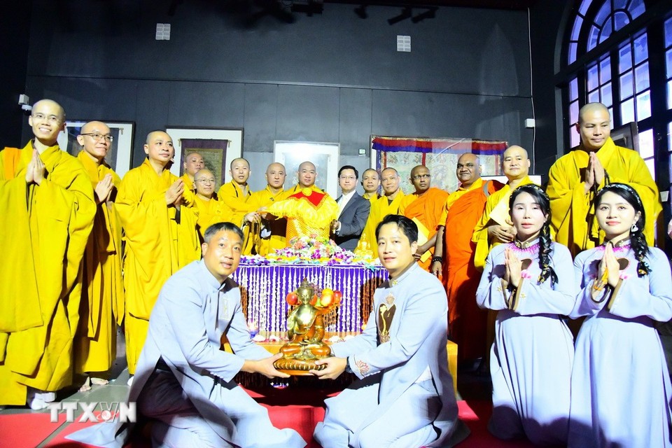 Các vị Chư tăng, tăng Ni sinh chụp ảnh bên cạnh Xá lợi được cung rước về Việt Nam. 