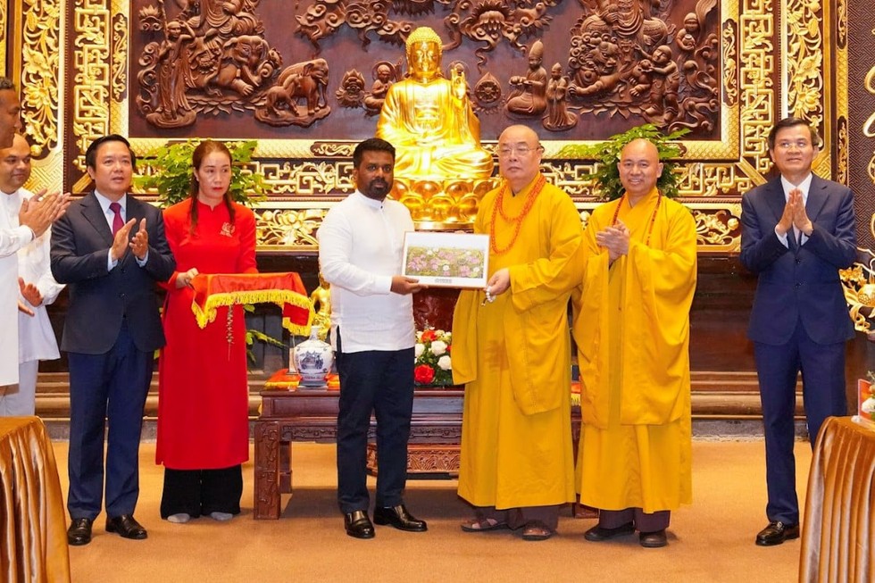 Liên Hoa Tịnh Cảnh - Bức tranh quý được GHPGVN chọn làm món quà tặng Tổng thống Sri Lanka