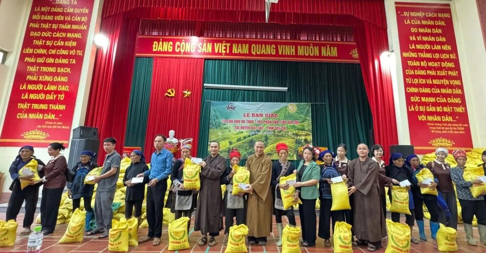 Ban Văn hóa GHPGVN TP.HCM và tu viện Khánh An trao tặng nhà và quà tại Lào Cai