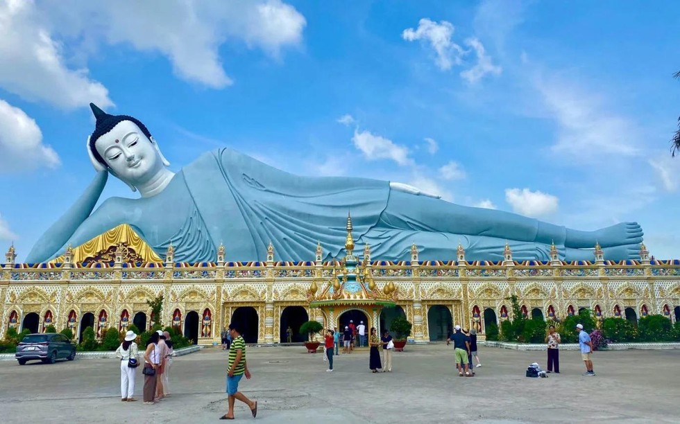 Tọa lạc tại số 367 đường Tôn Đức Thắng, phường 5, thành phố Sóc Trăng, chùa Som Rong mang đậm dấu ấn văn hóa Khmer với mái chùa uốn cong, rực rỡ sắc vàng, cam, đỏ đặc trưng. Ảnh: Nguyễn Ngọc Khuyến 