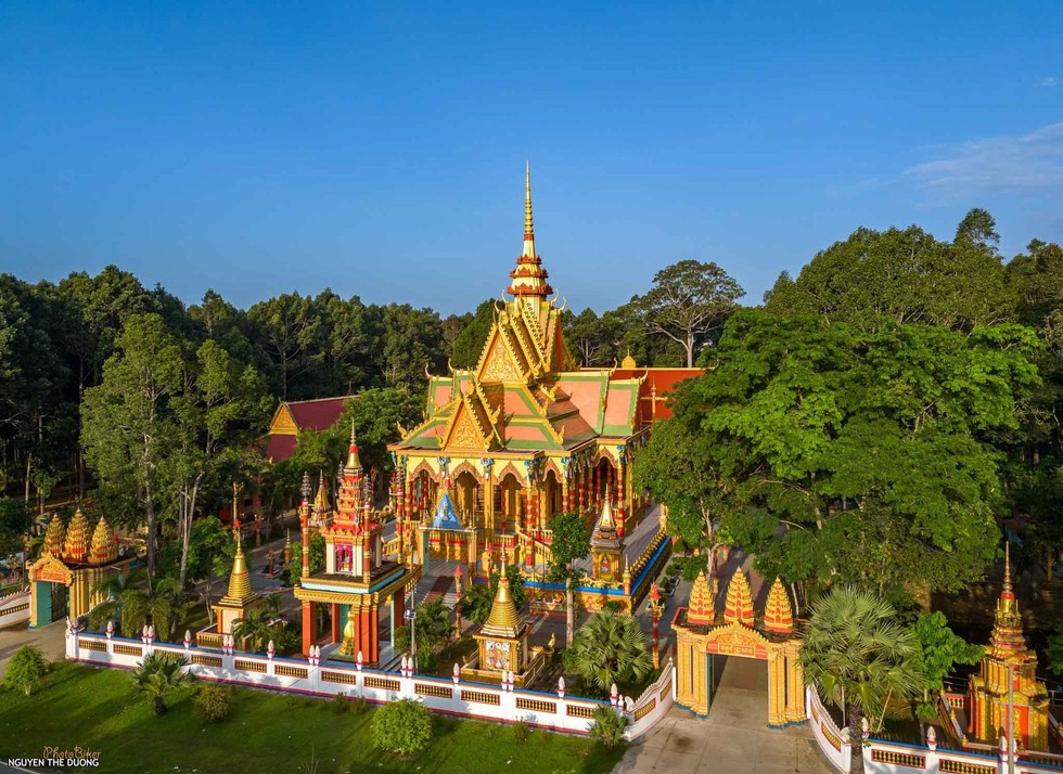Chùa Giữa Jumprasath có kiến trúc tiêu biểu của Phật giáo Nam tông Khmer, với mái chánh điện cao vút, trang trí nhiều tầng lớp, sử dụng hoa văn chạm khắc công phu, màu sắc rực rỡ. Ảnh: Nguyễn Thế Dương