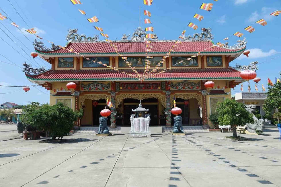 Chùa Long Hoa từng là cơ sở bí mật giữa vùng sình lầy hiểm trở của Nhà Bè xưa, là nơi nuôi giấu cán bộ cách mạng và là điểm liên lạc của lực lượng du kích địa phương.