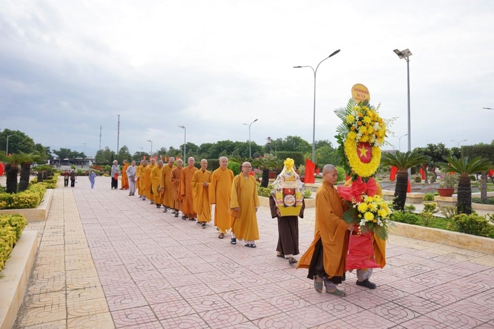 Phật giáo Khánh Hòa viếng nghĩa trang liệt sĩ Ninh Thuận