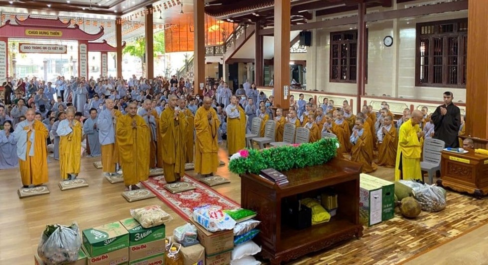 Mỗi nơi đến, đoàn dâng tịnh tài, phẩm vật, yểm trợ chư Tăng Ni hành giả an tâm tu học trong 3 tháng An cư.
