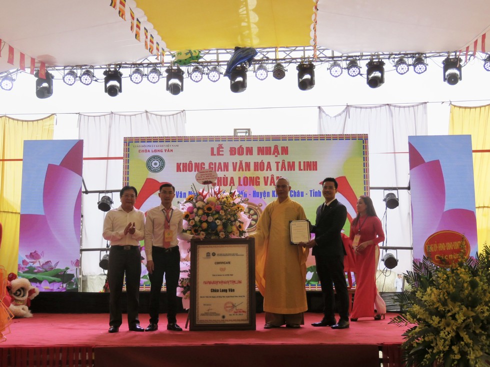 Đại đức Thích Minh Đức vinh dự nhận bằng chứng nhận Không gian văn hóa tâm linh.