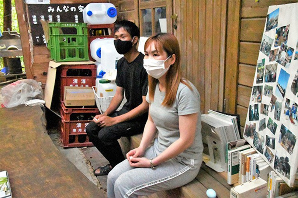 Hai trong số 4 người Việt đang nương tạm tại chùa Tokurinji, thành phố Nagoya, Nhật Bản, hôm 8/5