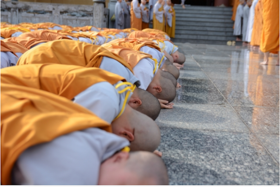 Hãy là người cầu pháp, không mong cầu tài vật