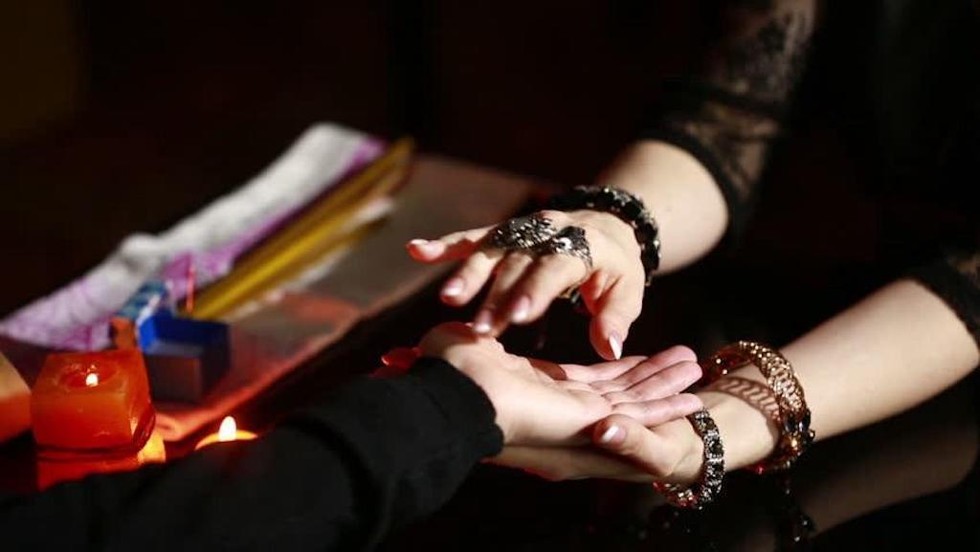 Vì sao Phật tử không nên tin vào tử vi, tướng số, bói toán, phong thủy?