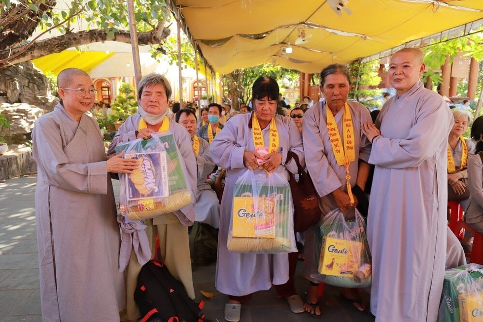 Phân ban Ni giới Trung ương trao quà cho đạo tràng khiếm thị Chùa Thiên Quang