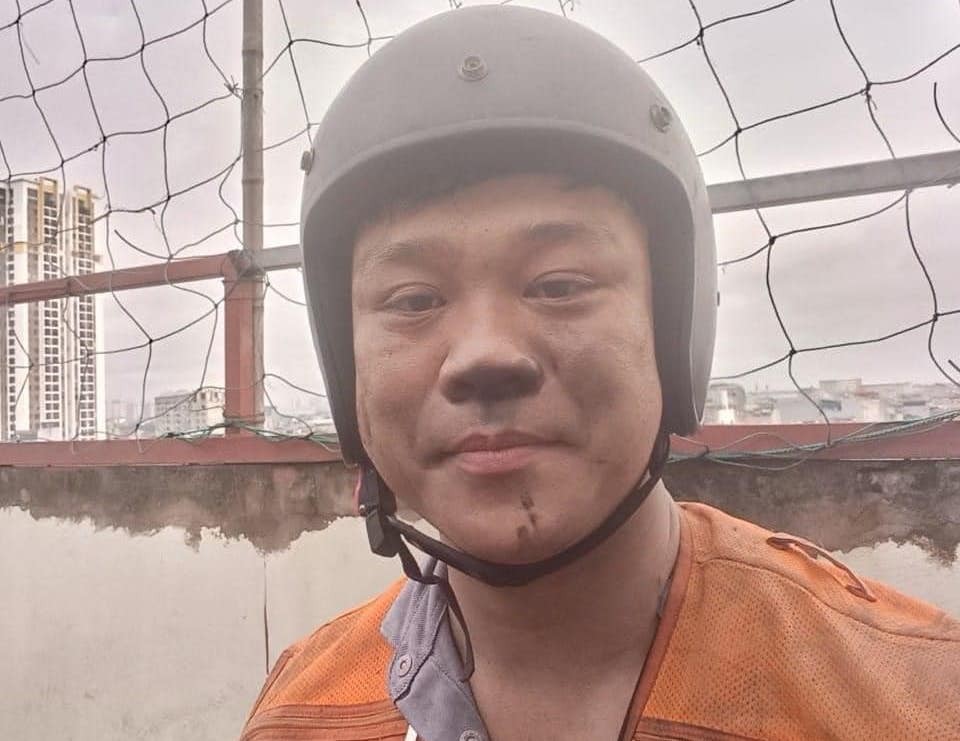 Khoảnh khắc Phạm Quốc Việt, Đội trưởng đội FAS Angel hỗ trợ cứu người trên sân thượng chung cư mini Khương Hạ lúc 7h10 ngày 13/9/2023 sau khi vụ hỏa hoạn kinh hoàng xảy ra