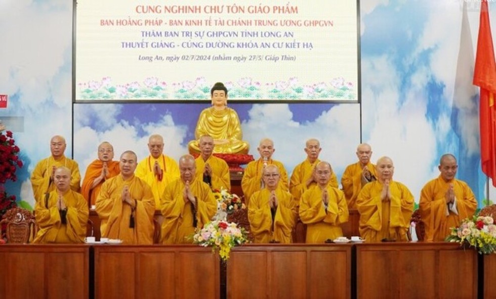 Đoàn Ban Hoằng pháp, Ban Kinh tế - Tài chính T.Ư thăm, cúng dường trường hạ tại tỉnh Long An.