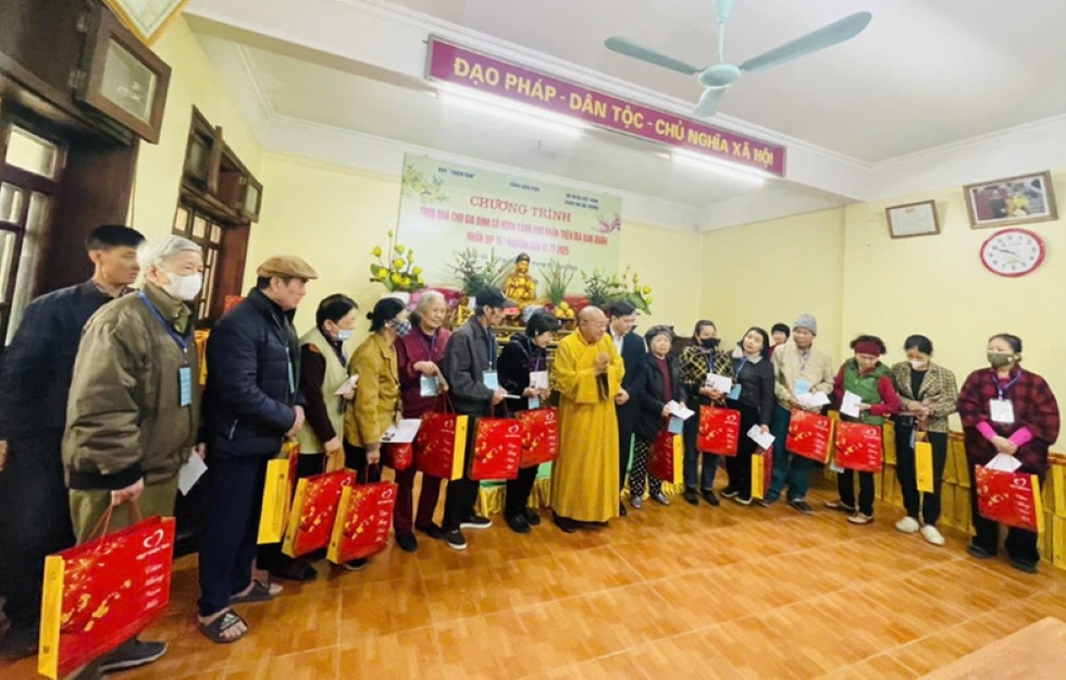 Chùa Liên Phái (Hà Nội) trao quà từ thiện nhân kỷ niệm ngày Đức Phật thành đạo