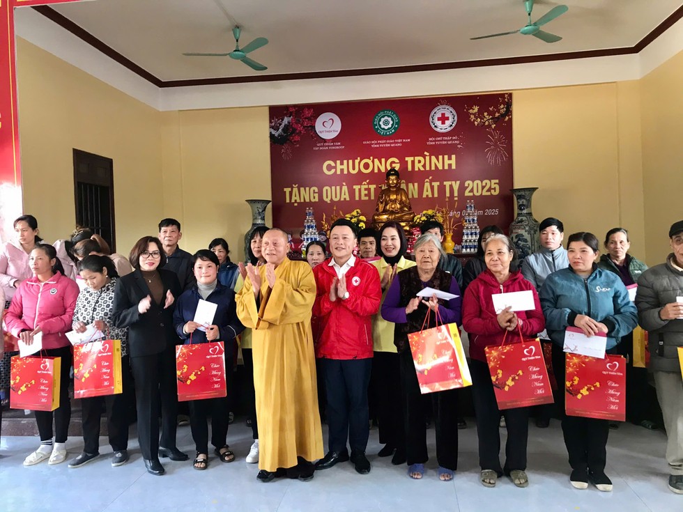 Tuyên Quang: Trao 1.500 phần quà tới bà con có hoàn cảnh khó khăn tại chùa Phú Lâm