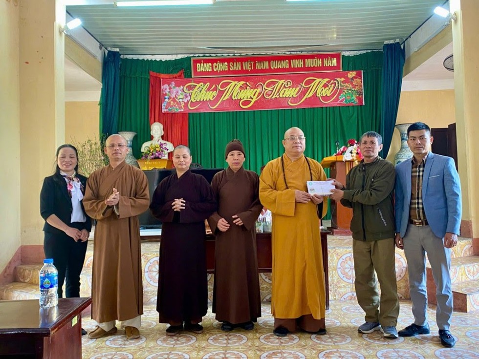 Phật giáo tỉnh Hải Dương tặng quà Tết đến bệnh nhân tại trại phong huyện Chí Linh