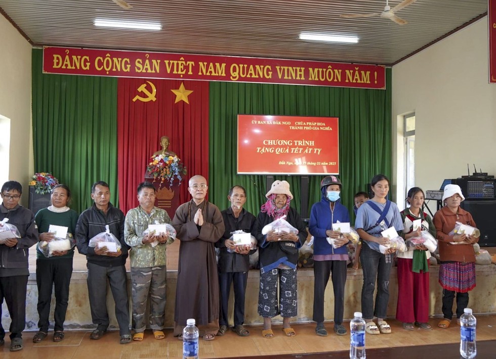 Chùa Pháp Hoa kết nối trao tặng gần 1000 phần quà nhân dịp Xuân Ất Tỵ