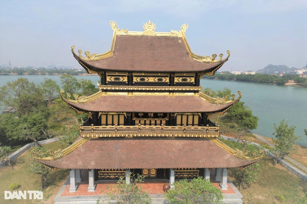 Chiêm ngưỡng ngôi chùa dát vàng óng ánh nổi giữa lòng hồ ở thành phố di sản