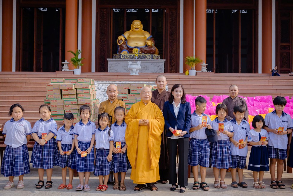 Trưởng lão HT.Thích Thiện Nhơn trao quà Tết tại chùa Quốc Ân Khải Tường
