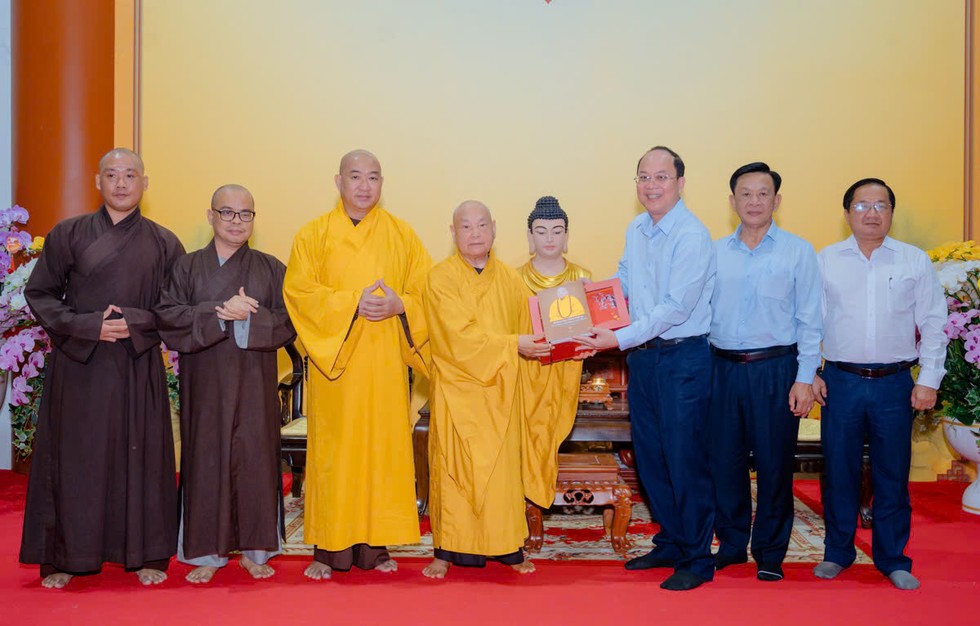Trưởng lão Hòa thượng Thích Thiện Nhơn tiếp đoàn Tỉnh ủy tỉnh Cà Mau