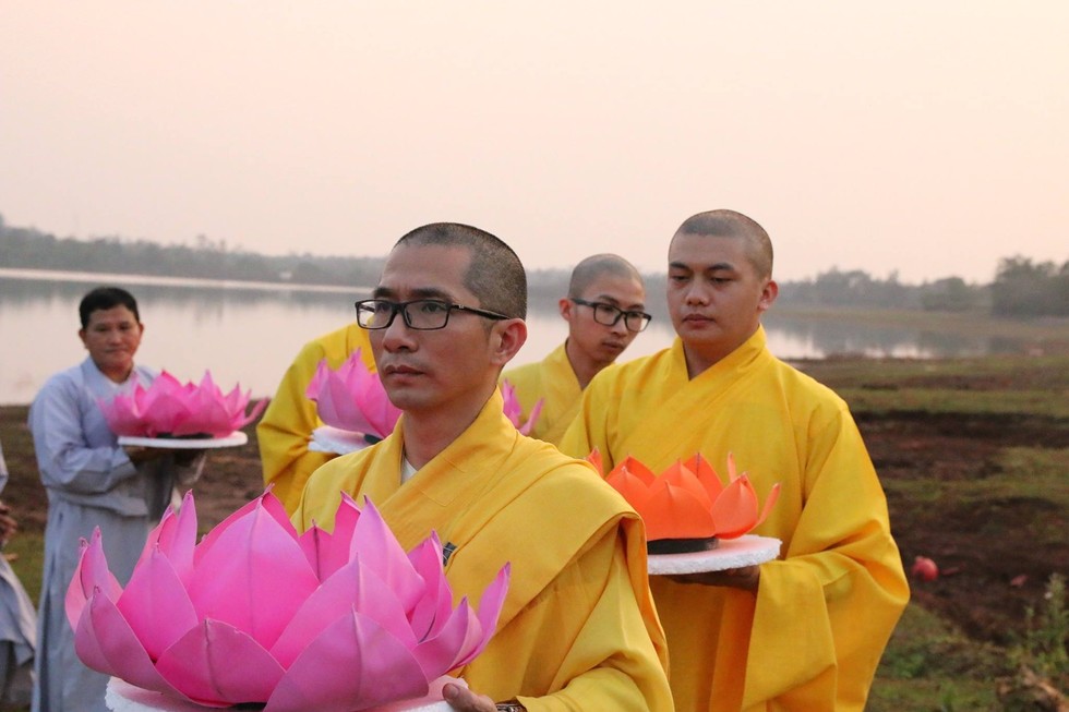 Đại đức Thích Nguyên Huấn hướng dẫn thả hoa sen.